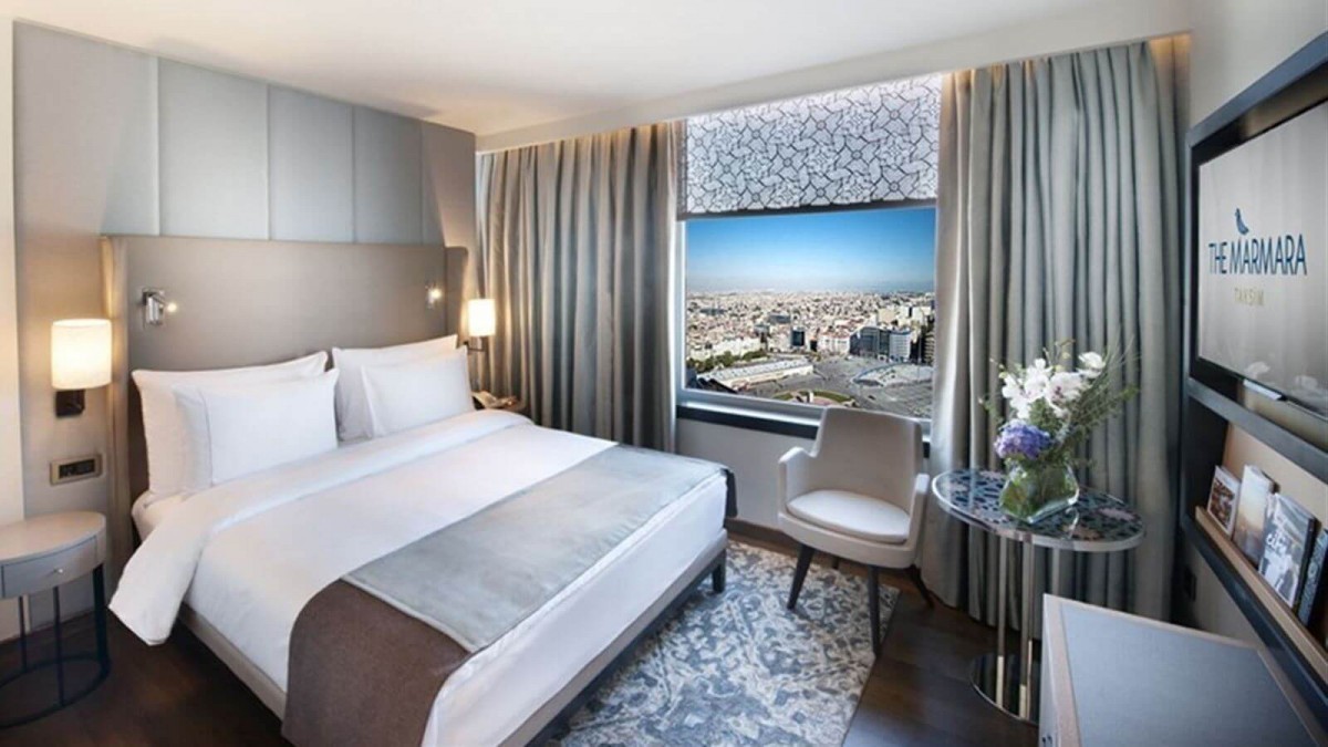 DELUXE CORNER ROOM