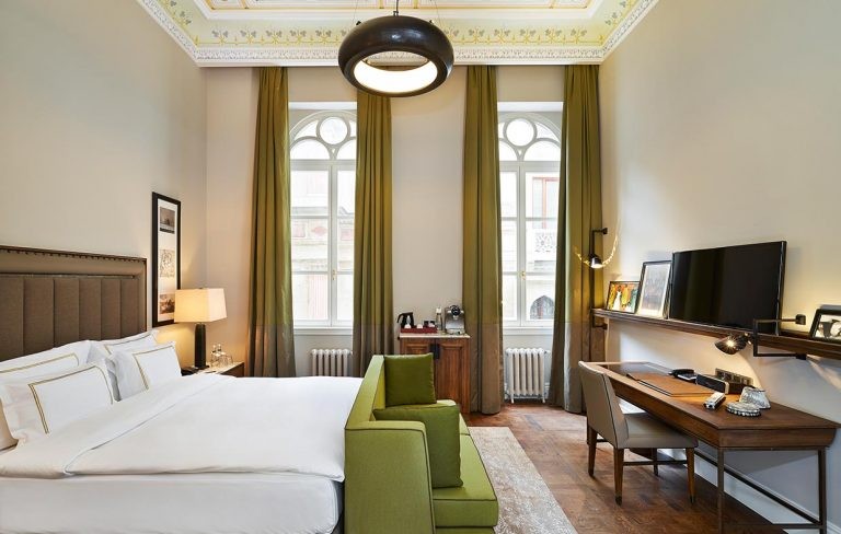 DELUXE KING ROOM
