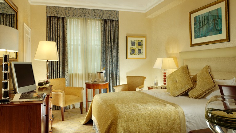 SUPERIOR QUEEN & KING BEDROOMS