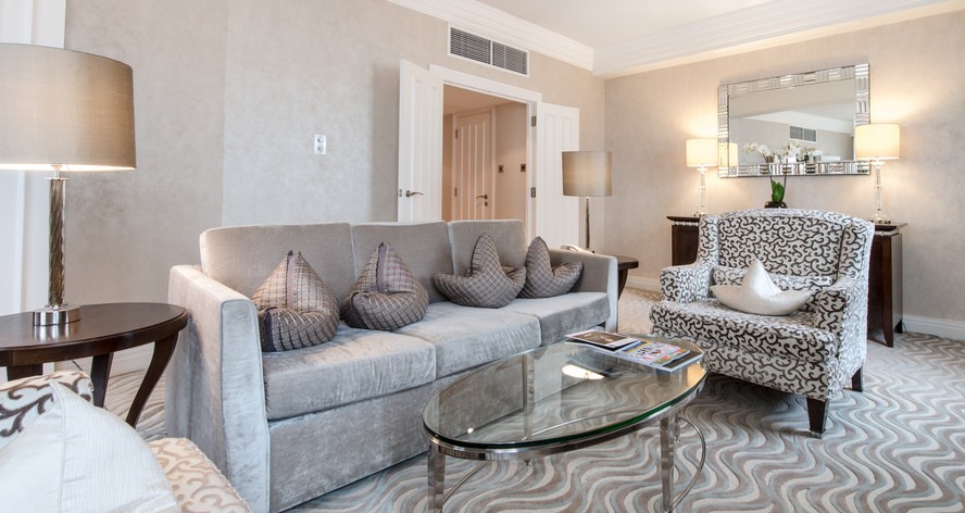 DELUXE CORNER SUITE