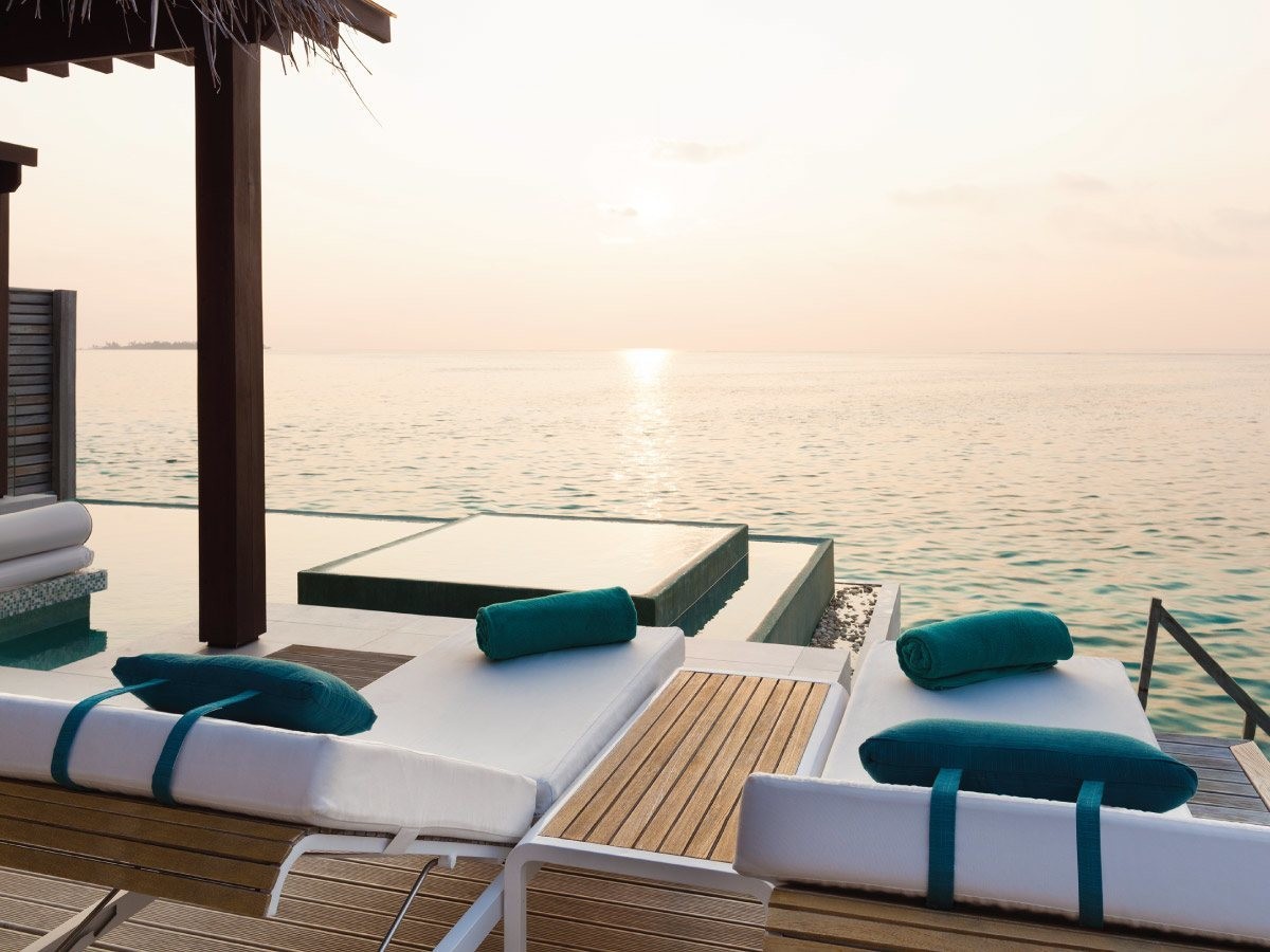 DELUXE WATER STUDIO WITH POOL