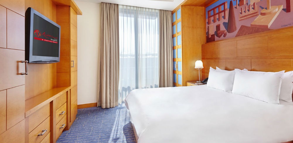 DELUXE SUITE