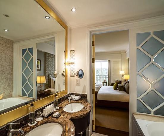 EXECUTIVE BALCONY ROOM