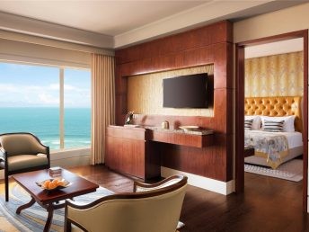 DELUXE SUITES