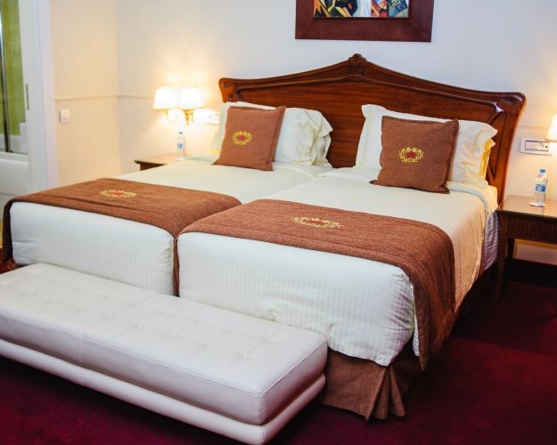 DELUXE SUITE