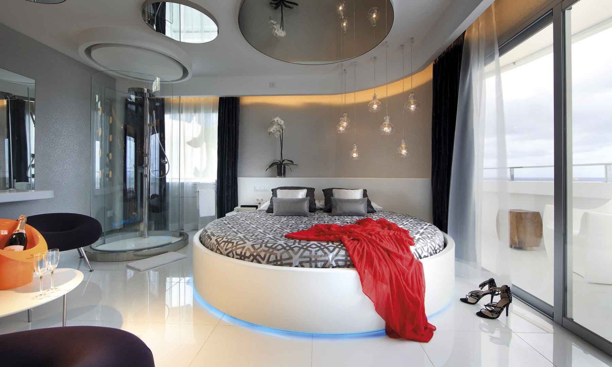 FASHION VICTIM SUITE