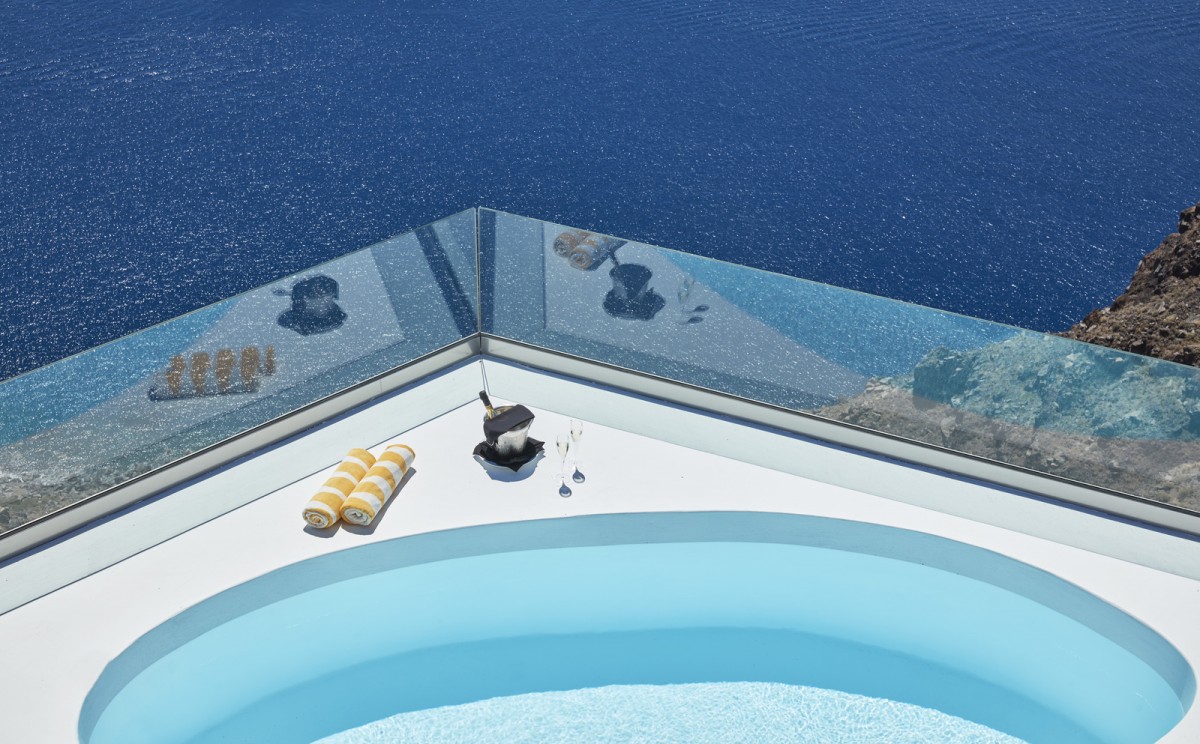 CHROMATA INFINITY POOL SUITE