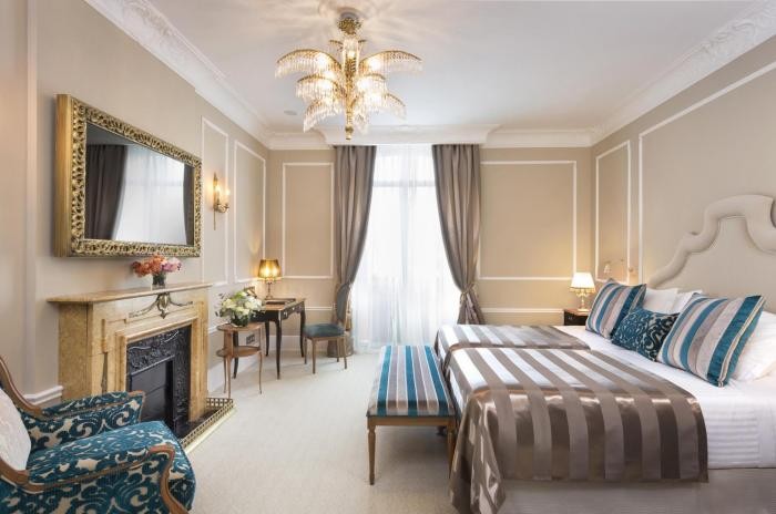 CLASSIC DELUXE WITH ROMAN-STYLE BATHROOM