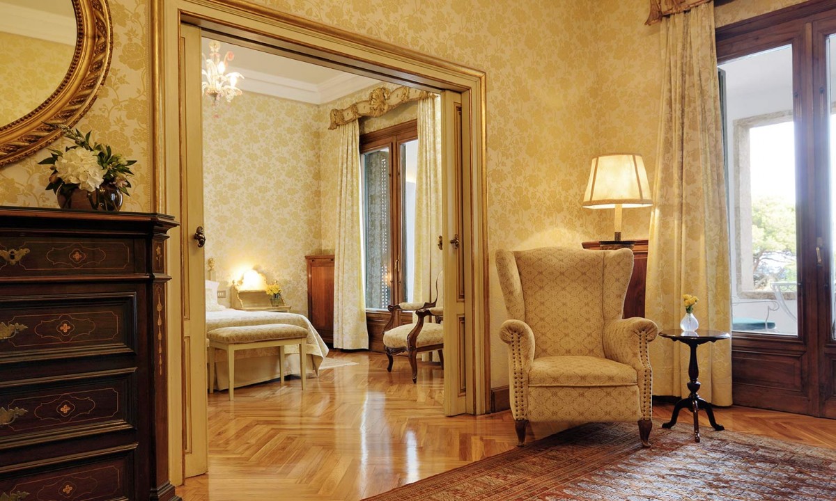 DELUXE SUITE