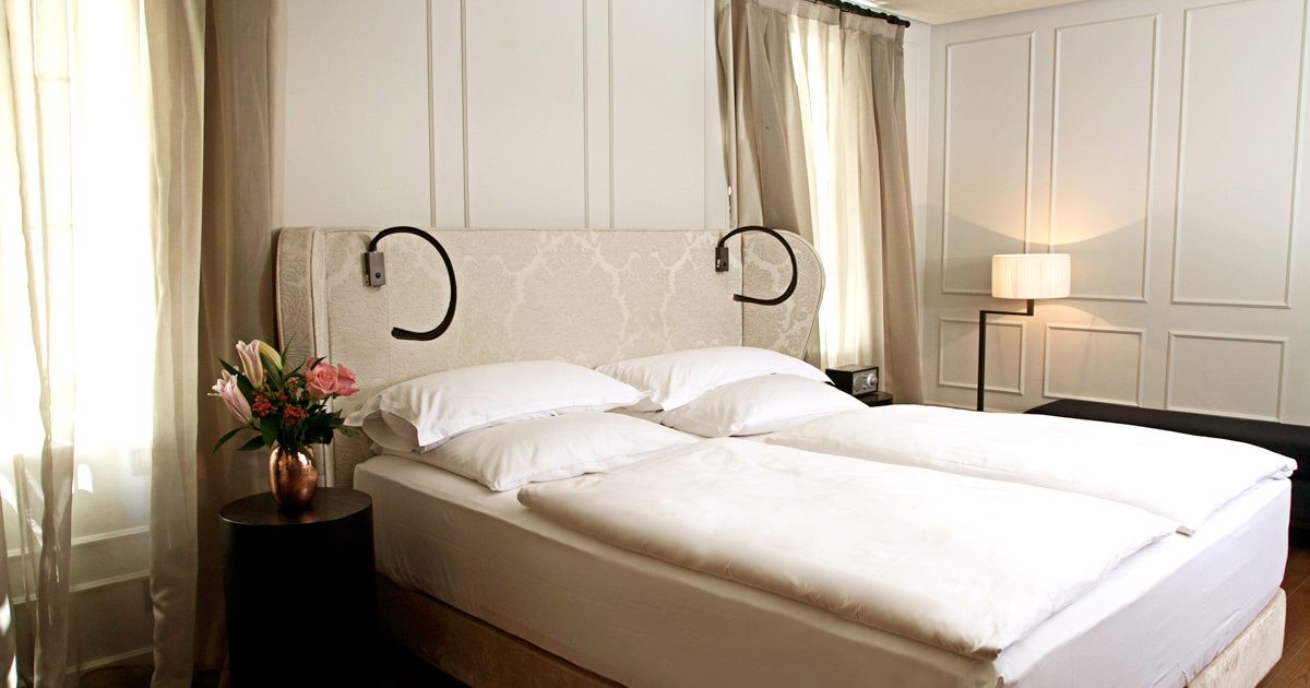 PALACE ROOM