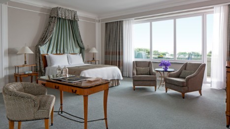 CENTRAL ONE-BEDROOM SUITE