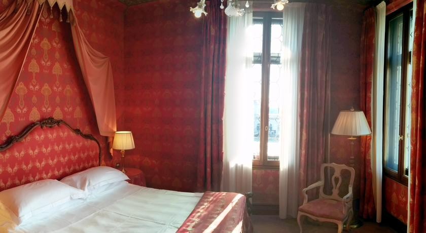 JUNIOR SUITE WITH GRAND CANAL VIEW