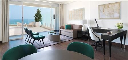 DELUXE ONE BEDROOM SUITE