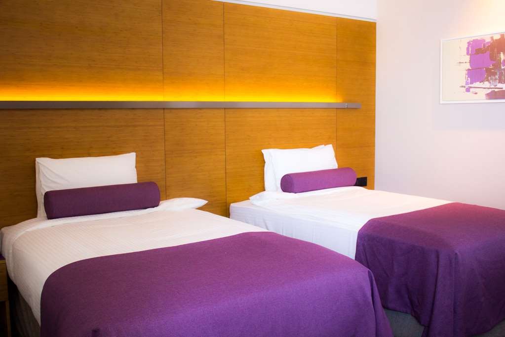DELUXE ROOM 2 SINGLE BEDS