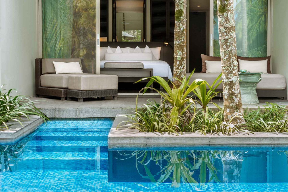 DELUXE LAGOON POOL ROOM