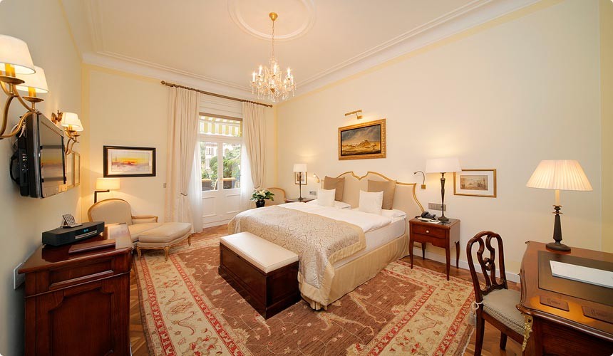 DOUBLE ROOM