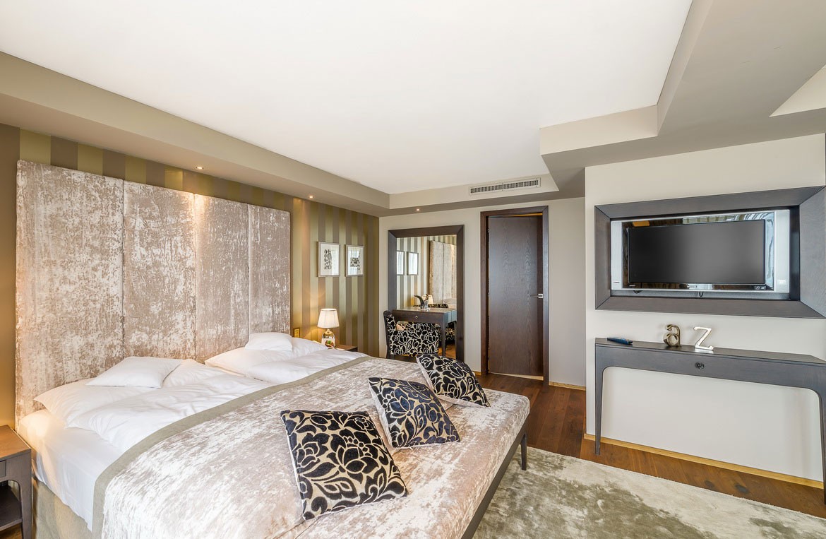 JUNIOR SUITE LAKE VIEW